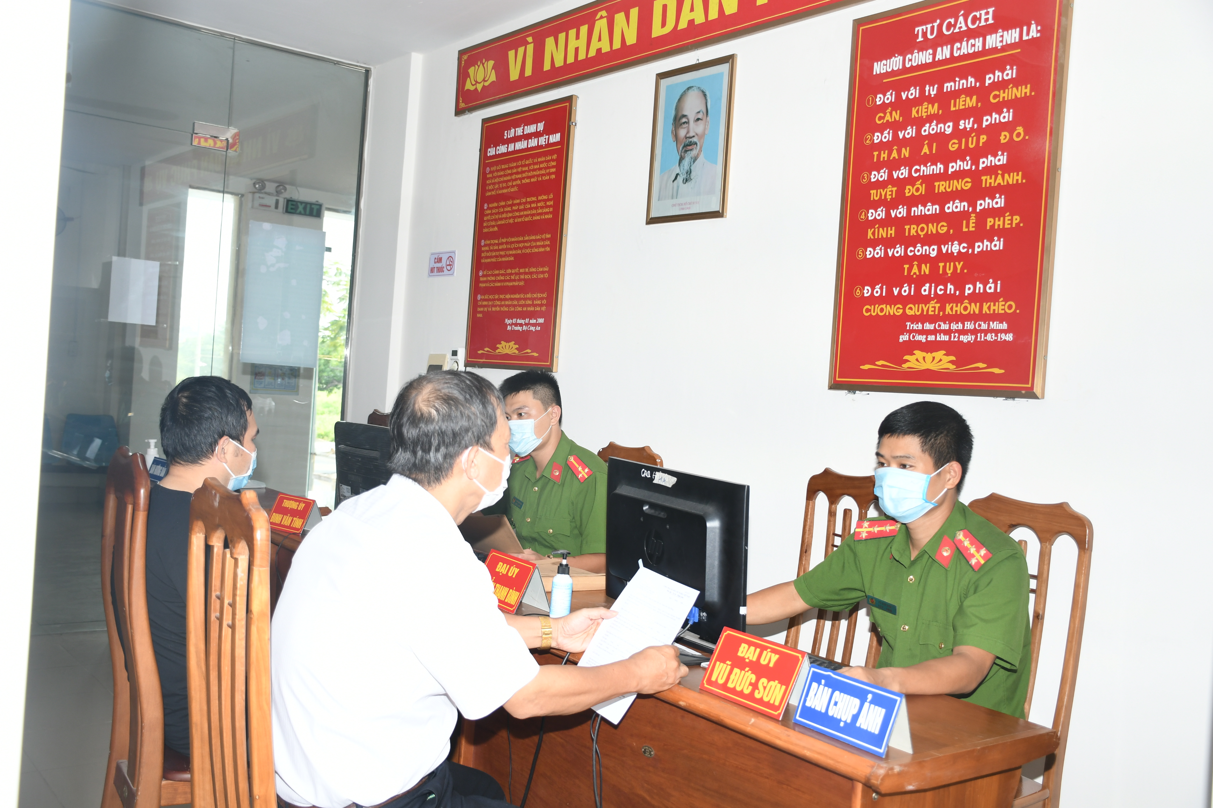 Công an quận Hải An: Hướng dẫn người dân cài đặt ứng dụng định danh điện tử (VneID)